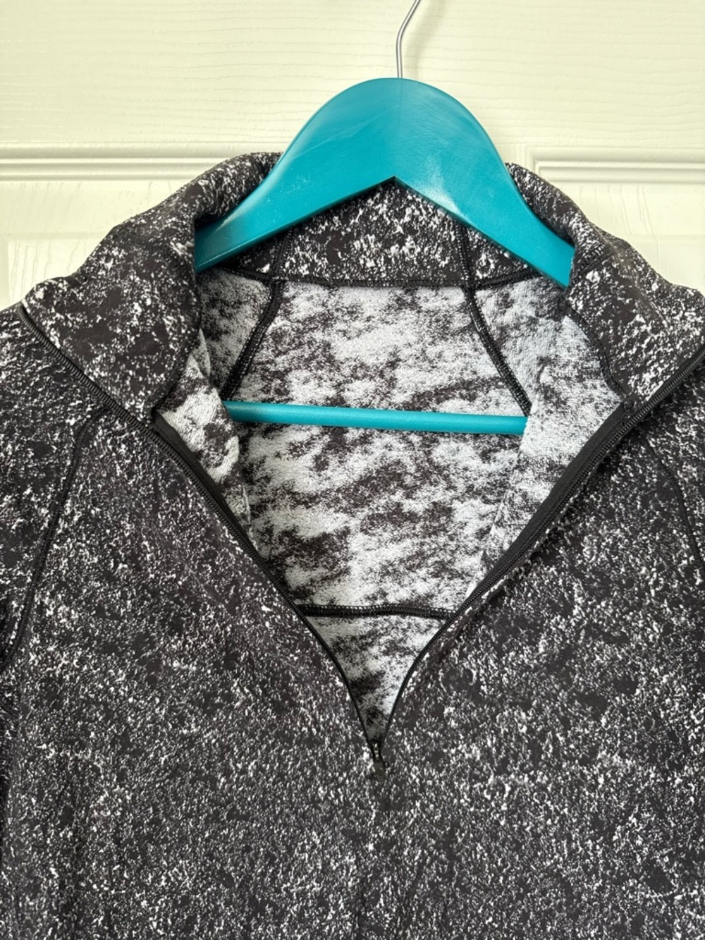 Lululemon Outrun the Elements 1/2 Zip | Size 8. | black and white - Picture 6 of 10
